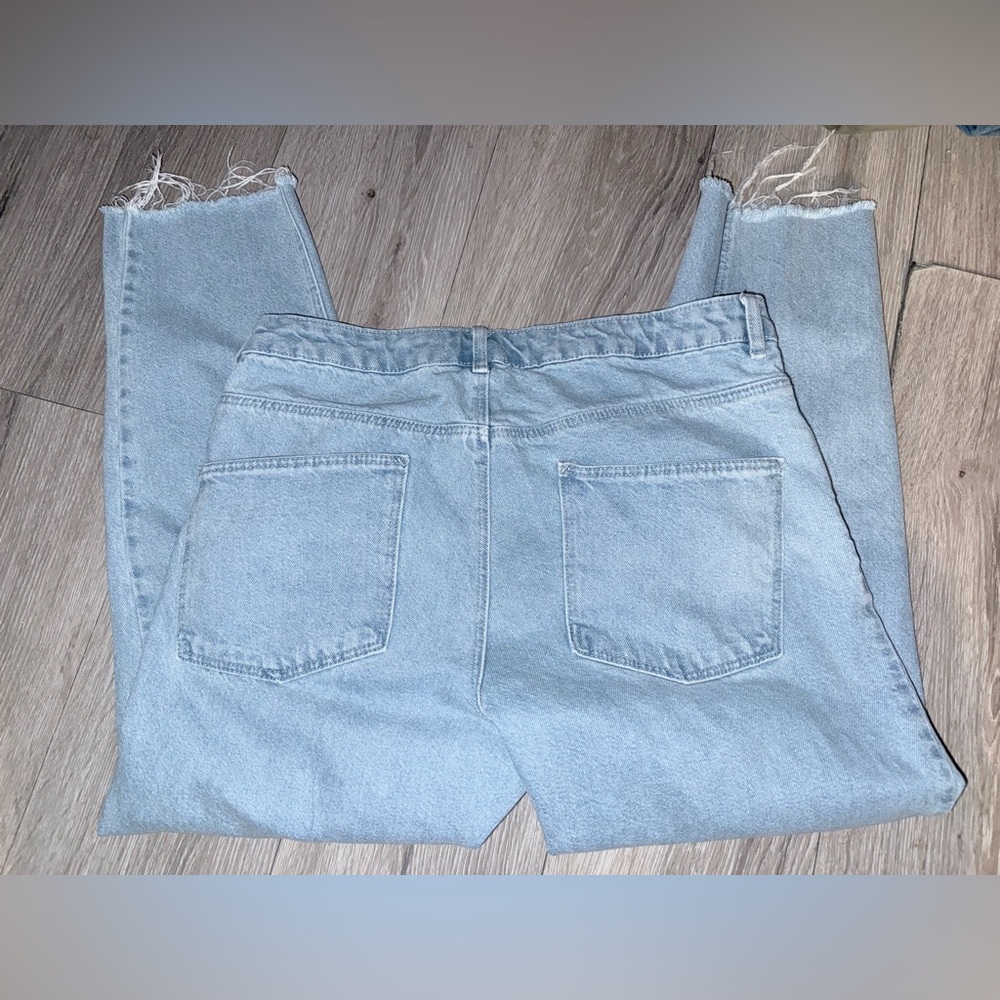 ASOS design distressed Light Blue Denim Jeans - Picture 2 of 3